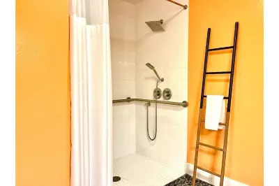 Petaluma Warehouse Loft Collection. Hotels near Oli Gallery