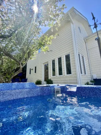Cozy Beaufort Home with Hot Tub and Boat Driveway