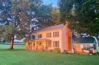 In the Heart of Bourbon Country! Hotels near Chuckleberry Farm & Winery