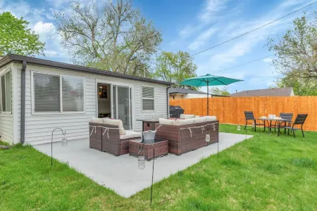 Backyard BBQ Retreat: Central 3bd - Prime Location