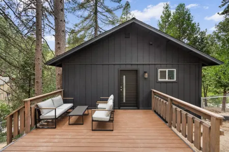 Modern Designer Cabin +EV Charger & Arcade - 3mi to Lakes Arrowhead & Gregory