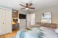 Whidbey Waterfront Retreat- Steps to Beach-Fireplace- Reading Nook