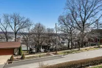 Charming Historic 4 Bedroom with Hot Tub 더뷰크 호텔