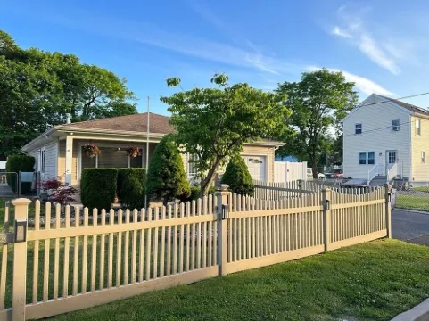 Beautiful home close to the beach with hot tub Hotels in Long Branch