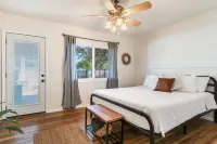 BOHEMIAN AND MODERN SERENE HOME WITH POOL