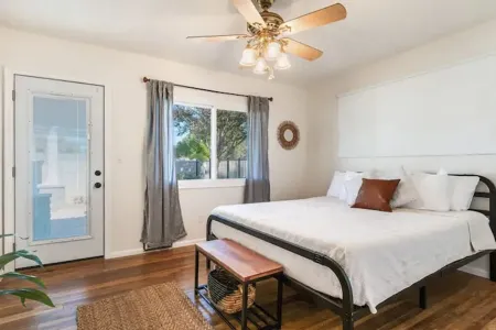 BOHEMIAN AND MODERN SERENE HOME WITH POOL Отели рядом с достопримечательностью «Калифорнийский университет в Риверсайде»