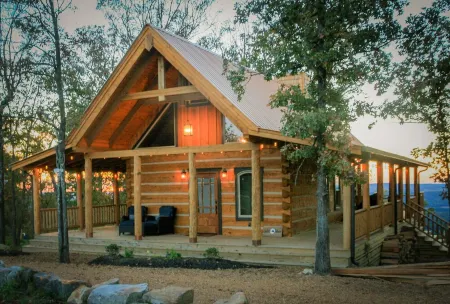 NEW Owl and Moon Romantic Cabin Majestic Views for Miles Fireplace and Hottub