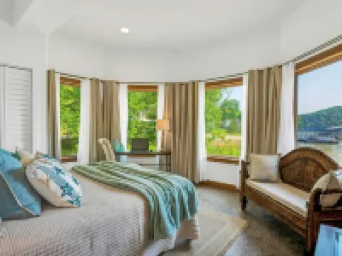 Lakefront Lodge / Cabin / Retreat - Huge Niangua Frontage w/ Beach 拉塞爾酒店