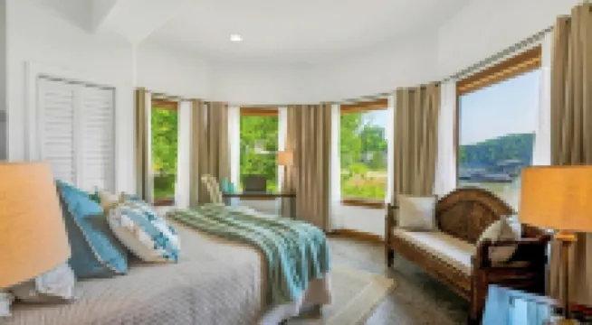 Lakefront Lodge / Cabin / Retreat - Huge Niangua Frontage w/ Beach