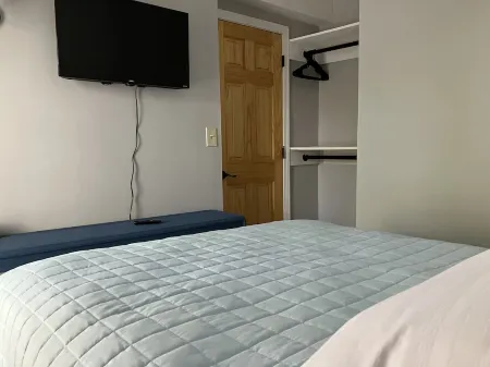 Cute Apt w/ Parking & W/D!