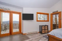 European Cottage House ! Couples getaway in Blueridge