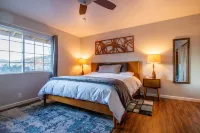 Mariposa Retro Retreat, Mid-Mod style and easy walk to town