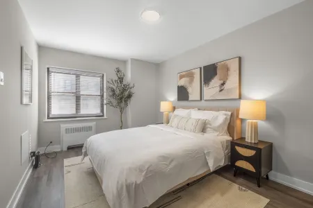 Modern Spacious New Renovation 1BR Evanston Отели в г. Эванстон