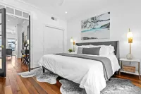 Waterfront, Sunset Views! Historic Dwtn-King Bed-Luxury with Free Parking!
