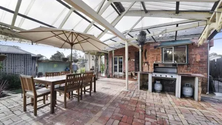 Bonnie Vibe Victorian Charm