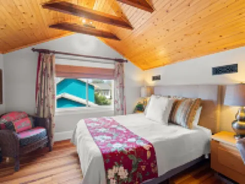 Beautifully Restored Craftsman Home - Downtown Weaverville - Fenced Pet Yard Hotels in Weaverville