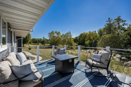 Romantic cheerful home close to many attractions