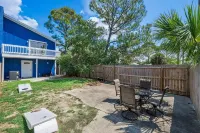 Townhome 5 Minutes Walk to the Beach & Free Golf Cart. Fenced Backyard.