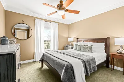 NEW Deluxe Condo in Howell Hotels near Howell's Mainstreet Winery