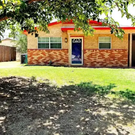 Let D's Cozy Cottage Provide a Comfortable Stay!