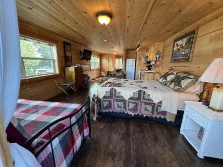 Beautiful Upper Suite on Nelson Lake with Balcony & Lakeviews! Отели в г. Ленрут