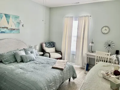 Affordable and family friendly. Cozy, oasis by the beaches🏖️☀️ Condo with pool! Hotels in 