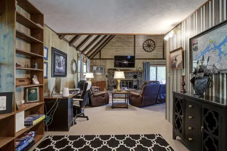 Great lake views, super fast WiFi, Lake/Dock access Отели в г. Джонсон