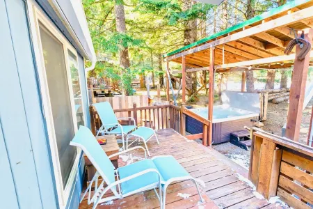 White Pass Wonder - Hot Tub, Wifi, Wood Stove Отели рядом с достопримечательностью «La Wis Wis Campground»