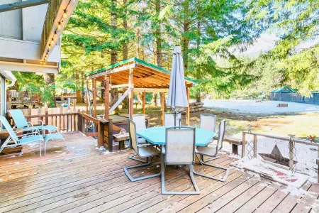White Pass Wonder - Hot Tub, Wifi, Wood Stove Отели рядом с достопримечательностью «La Wis Wis Campground»
