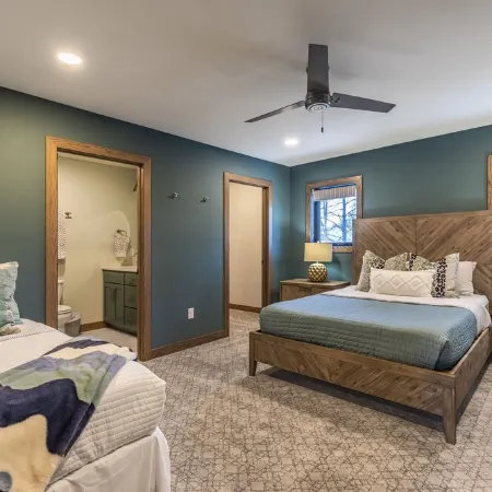 Sandalwood Retreat on Round Lake - Enjoy our screened porch & gorgeous sunsets ￼