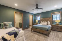 Sandalwood Retreat on Round Lake - Enjoy our screened porch & gorgeous sunsets ￼
