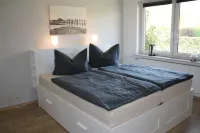 90 sqm sunny apartment with garden use Hotels in Vollerwiek