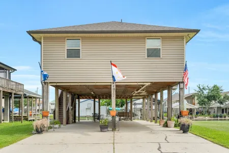 Waterfront, King Suite, Fully Stocked, Minutes from New Orleans, Pets Welcome