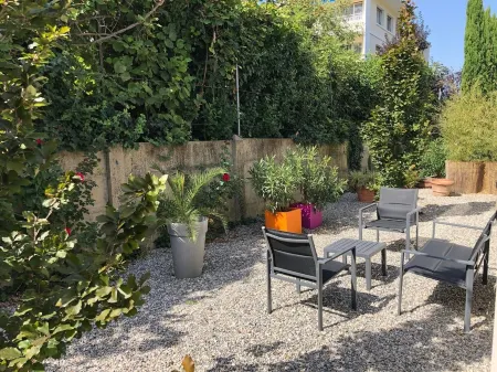 T2 Vacances et Cures Avec Terrasse EN Centre Ville Отели в г. Экс-ле-Бен