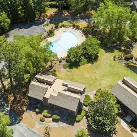 Renovated, Ground Level, 2 Br 2 BA, WiFi, Cable, Pool. 4 Individuals Max.