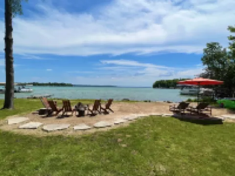 Private Elk Lake Cottage minutes from Elk Rapids