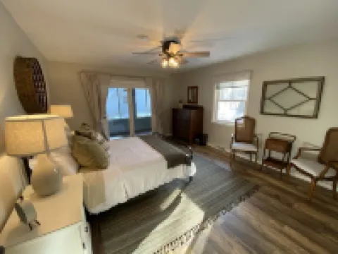 Renovated House on Fence Lake for Families, Sunset View, Boat Dock, Snomo Access