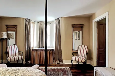 Spacious 2BR w/ large loft, Deck, great location