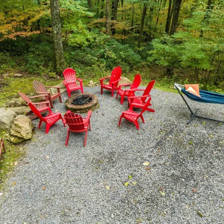 Private retreat with Nature at its best! Hot Tub, Lake & ski, Arcade & Games.