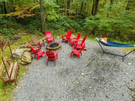 Private retreat with Nature at its best! Hot Tub, Lake & ski, Arcade & Games. Отели рядом с достопримечательностью «Deep Creek Marina»