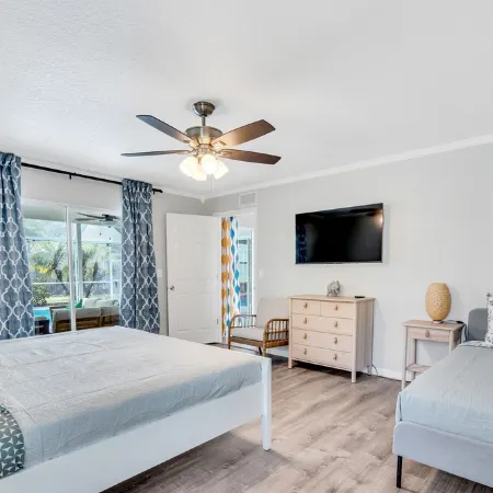 Free Heated Pool, Baby Gear, Shuffleboard, EV charger, Near beach, UTC mall, SRQ Hotels in Whitfield