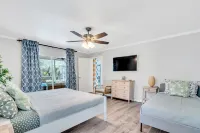 Free Heated Pool, Baby Gear, Shuffleboard, EV charger, Near beach, UTC mall, SRQ - 3-Star