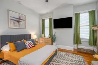 Savannah Midcentury Modern Haven - Thomas Square