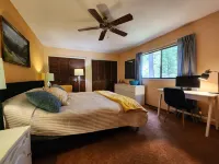 Charming Mountain Cabin: 3BD + Bonus Room in Woods