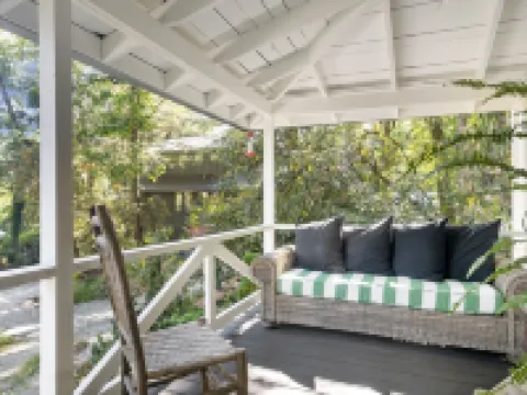 FLY LAKE- A Modern Mirror Lake Cottage Hotels in Highlands