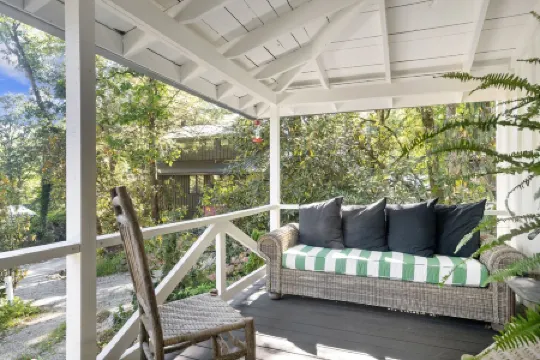 FLY LAKE- A Modern Mirror Lake Cottage