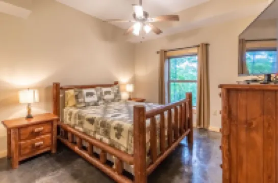 Incredible Views, Hot Tub, Pool Table, Waterfalls, Hiking