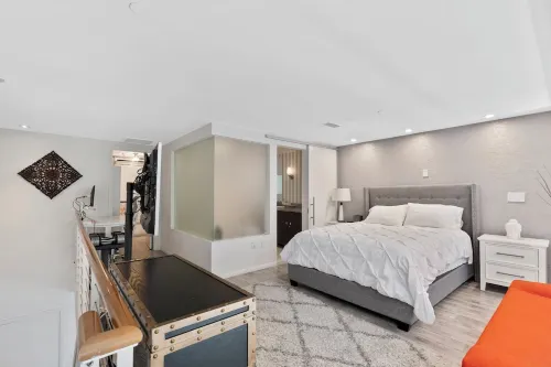 SK-Living DTLA 2 Story Loft with a Balcony