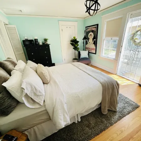 Private entrance with pool Mother-in-law Suite