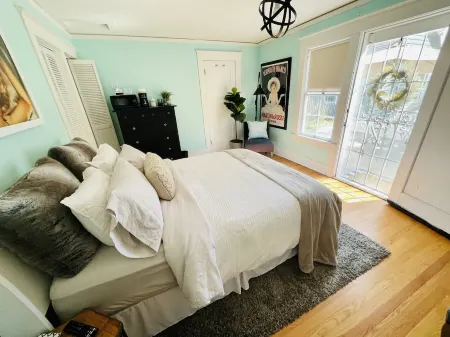 Private entrance with pool Mother-in-law Suite Отели рядом со станцией Fresno Station